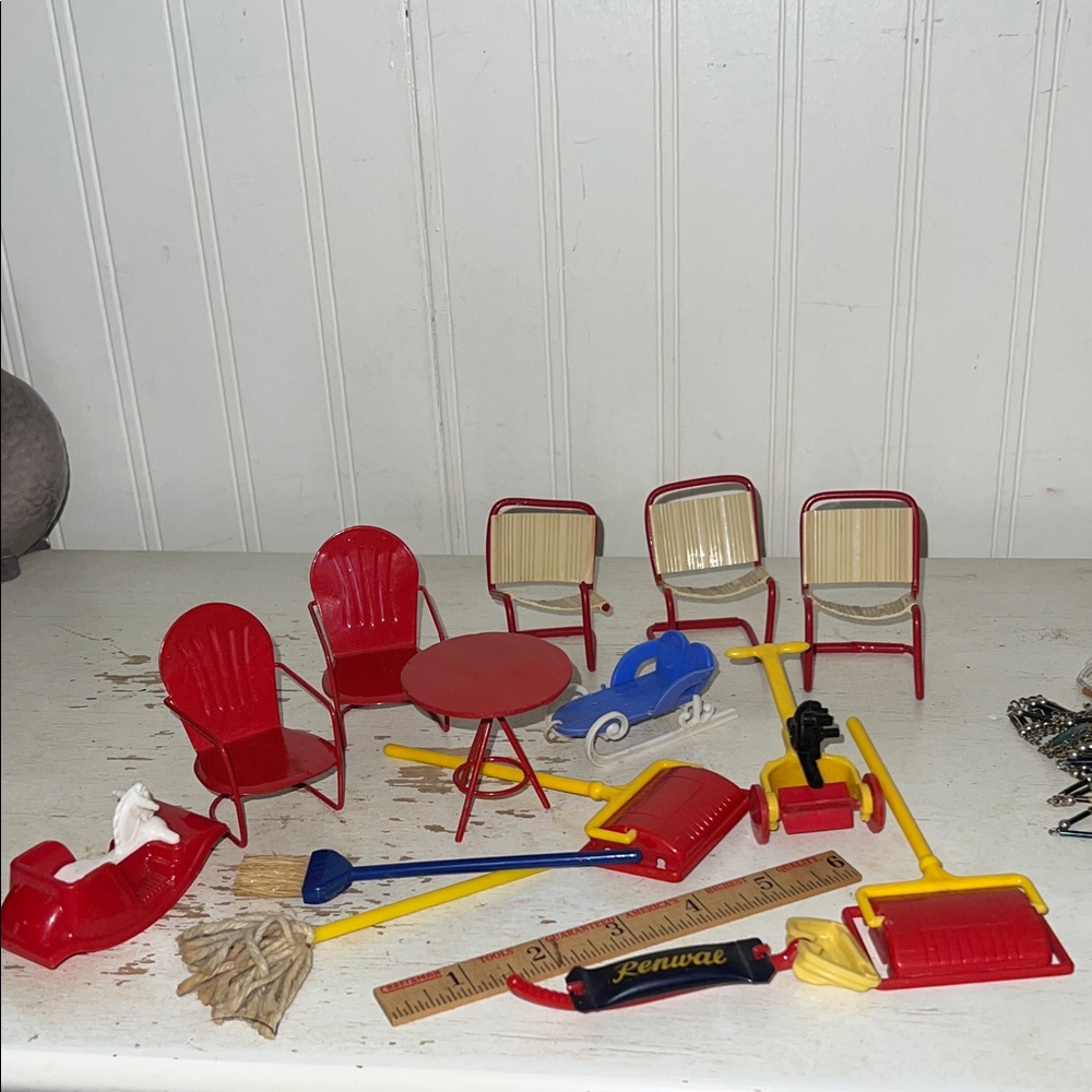 Lot Vintage Renwal & USA made plastic & metal doll house furniture & accessories